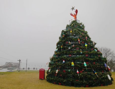 Lobster_trap_Christmas_tree_Rockland_Maine_2014-cPanbo.jpg